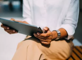 Photo de profil Femme tenant meilleure tablette 2025