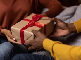 Photo de profil Homme qui reçoit idée cadeau original