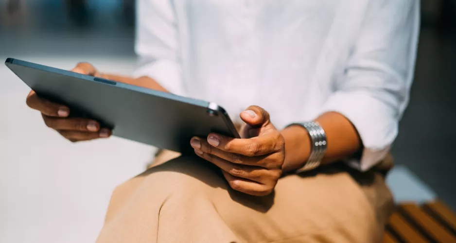 Une femme qui tient dans ses mains la meilleure tablette de 2025