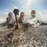 Enfants avec une GoPro à la plage