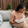 Une nouvelle maman tient dans ses bras son nouveau né