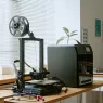 Meilleure imprimante 3D placée sur une table dans un salon