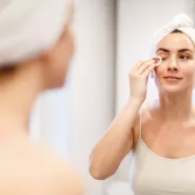 Les 5 meilleurs démaquillants pour les yeux (2025)