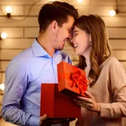 20 idées cadeaux originales pour couples (2025)
