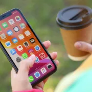 Forfaits cellulaires pas chers : 3 options à considérer (2026)