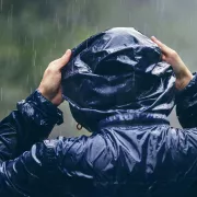 Les 5 meilleurs manteaux de pluie pour femme (2026)